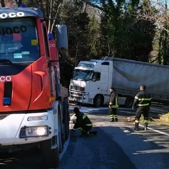 Girifalco, autoarticolato finisce fuori strada