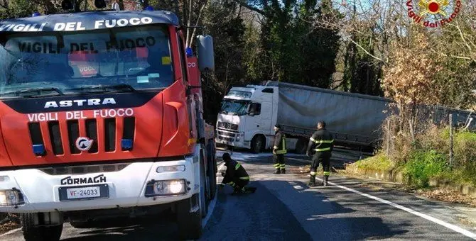 Girifalco, autoarticolato finisce fuori strada