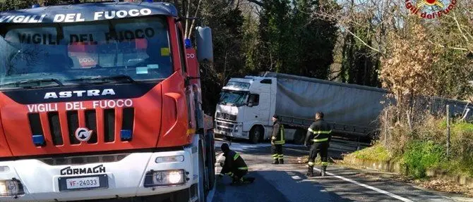 Girifalco, autoarticolato finisce fuori strada