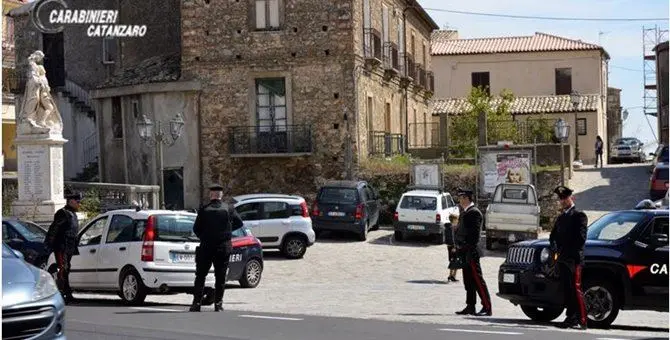 Simeri, sorpreso a rubare gasolio tra i bus delle FdC: arrestato