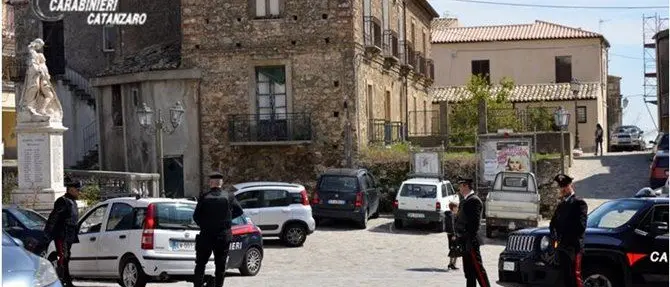 Simeri, sorpreso a rubare gasolio tra i bus delle FdC: arrestato