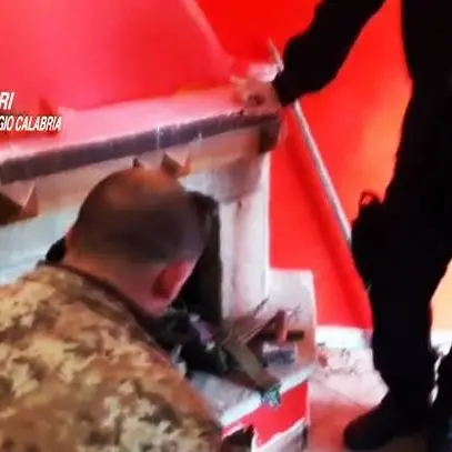 Locri, scoperto un bunker sotto il camino di una privata abitazione (VIDEO)