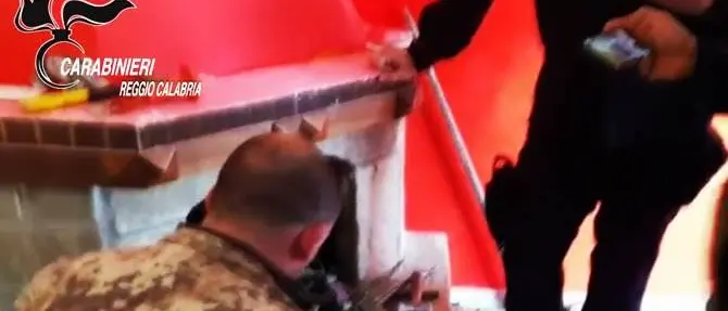 Locri, scoperto un bunker sotto il camino di una privata abitazione (VIDEO)