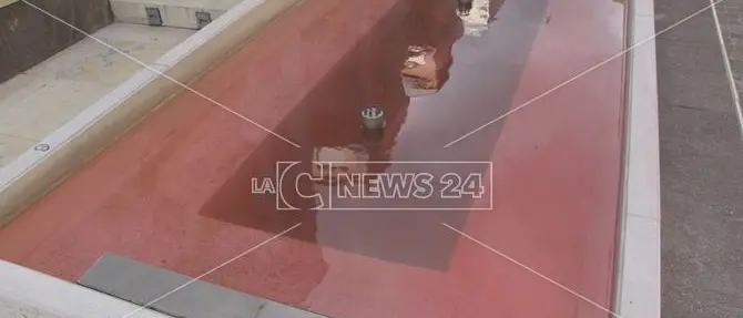 Festa della Donna, a Cosenza fontane rosso sangue e messaggi antiviolenza (VIDEO)