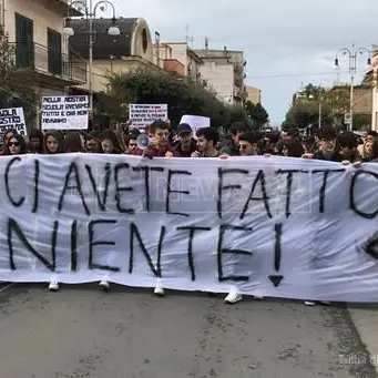 Locri, liceo classico vandalizzato: gli studenti scendono in piazza (VIDEO)