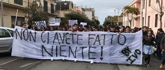 Locri, liceo classico vandalizzato: gli studenti scendono in piazza (VIDEO)