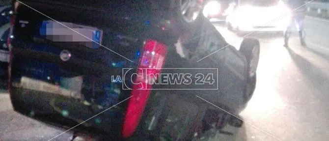 Catanzaro, auto si ribalta in via Lucrezia della Valle