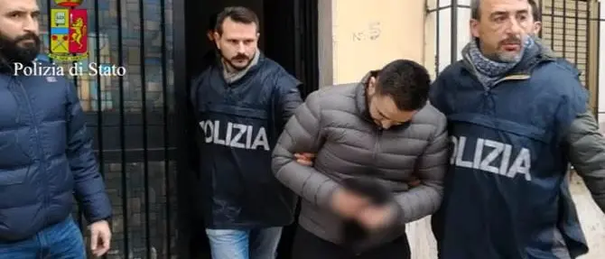 Latitante da un anno, catturato a Rosarno Antonino Pesce. Agli agenti: «Mi arrendo» (VIDEO)