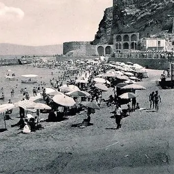 Nel dopoguerra un vigile smistava maschi e femmine su spiagge diverse