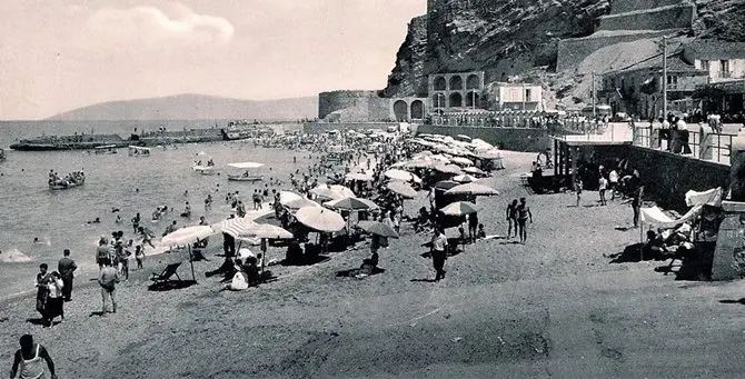 Nel dopoguerra un vigile smistava maschi e femmine su spiagge diverse