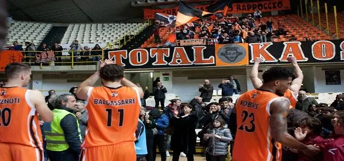 BASKET | Viola, una vittoria per dimenticare i problemi societari