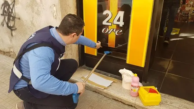 Cosenza, siringa abbandonata nel distributore di sigarette (VIDEO)