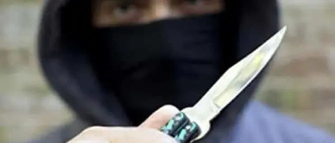 Cosenza, rapina la gioielleria armato di coltello e fugge con il bottino