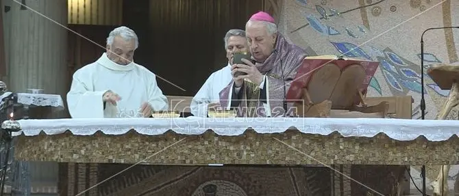 Incinta di un sacerdote, i legali di Nunnari: «L'incontro con il vescovo avvenne dopo l'aborto»