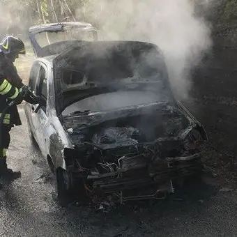 Borgia, l'auto prende fuoco: il conducente riesce e mettersi in salvo