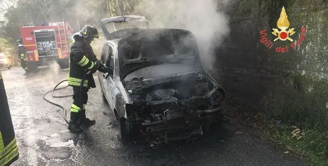 Borgia, l'auto prende fuoco: il conducente riesce e mettersi in salvo