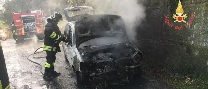 Borgia, l'auto prende fuoco: il conducente riesce e mettersi in salvo