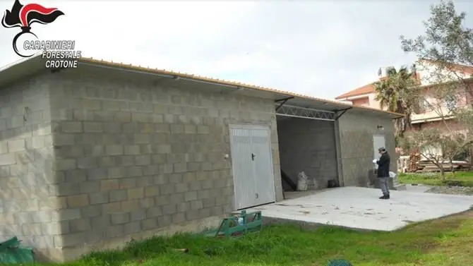 Fabbricato abusivo a Corazzo, una denuncia