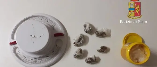 Hashish e marijuana in casa, due arresti a Crosia