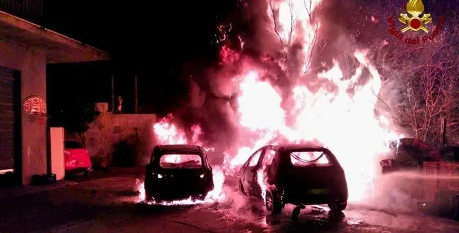 Notte di fuoco a Catanzaro, auto divorate dalle fiamme