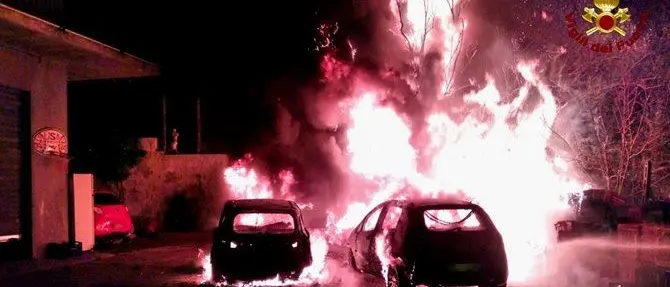 Notte di fuoco a Catanzaro, auto divorate dalle fiamme