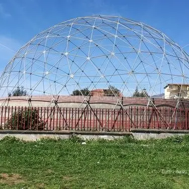 “Il pallone”, la cattedrale nel deserto di Lamezia costata 300mila euro