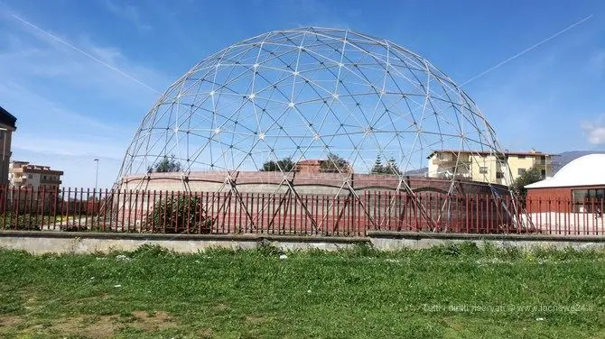 “Il pallone”, la cattedrale nel deserto di Lamezia costata 300mila euro