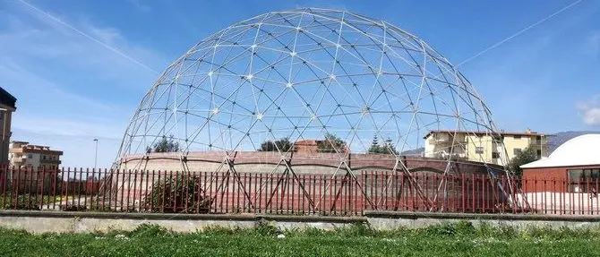 “Il pallone”, la cattedrale nel deserto di Lamezia costata 300mila euro