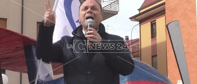 Lettera minatoria al sindaco di Scandale: «Vado avanti» (VIDEO)