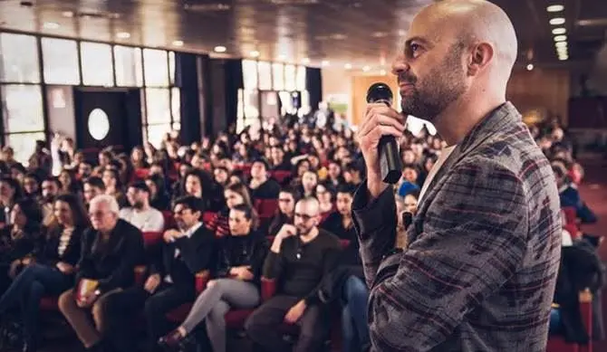 Da Striscia all’Unical, Luca Abete incontra gli studenti: «Accettate le sfide» (VIDEO)