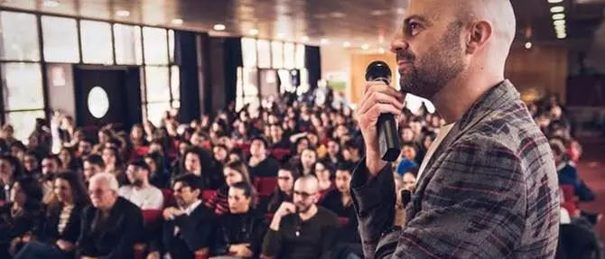 Da Striscia all’Unical, Luca Abete incontra gli studenti: «Accettate le sfide» (VIDEO)