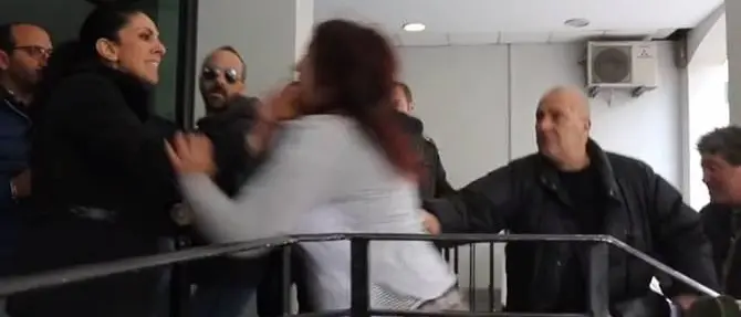 “Malanova”, tensione in Questura: rom aggrediscono giornalisti e poliziotti (FOTO-VIDEO)