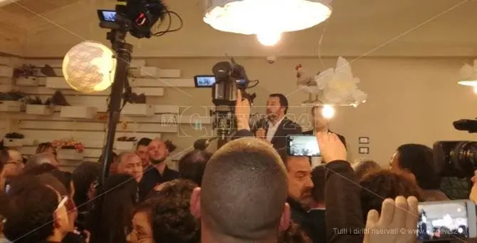 Salvini a Lamezia: «Voglio riempiere la Calabria di turisti paganti e non di turisti pagati 35 euro al giorno» (VIDEO)