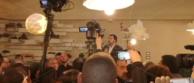 Salvini a Lamezia: «Voglio riempiere la Calabria di turisti paganti e non di turisti pagati 35 euro al giorno» (VIDEO)