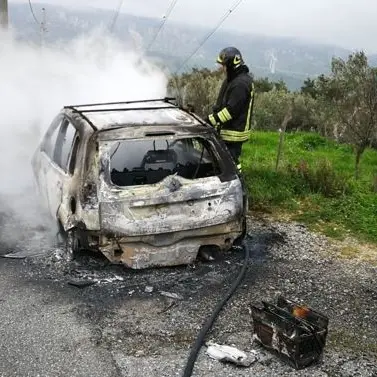 Tiriolo, auto parcheggiata prende improvvisamente fuoco