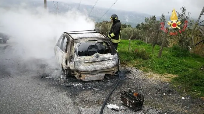 Tiriolo, auto parcheggiata prende improvvisamente fuoco