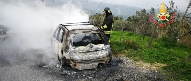 Tiriolo, auto parcheggiata prende improvvisamente fuoco