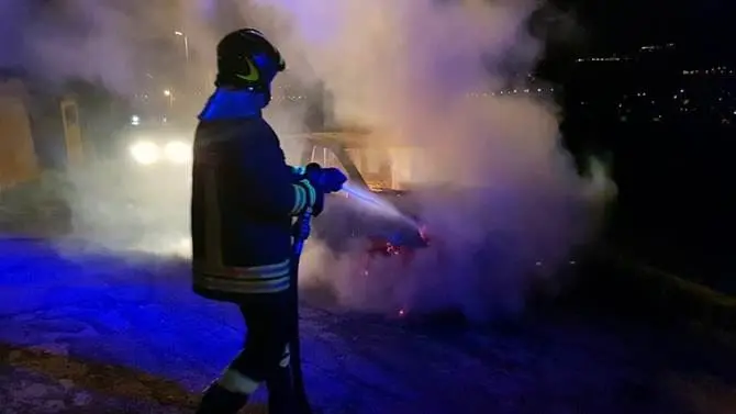 Auto in fiamme a Gioiosa, indagini in corso