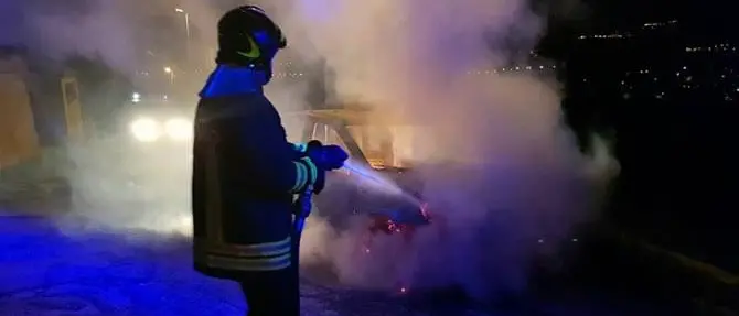 Auto in fiamme a Gioiosa, indagini in corso