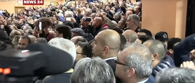 La lezione politica di Salvini a chi si circonda di truppe cammellate (VIDEO)