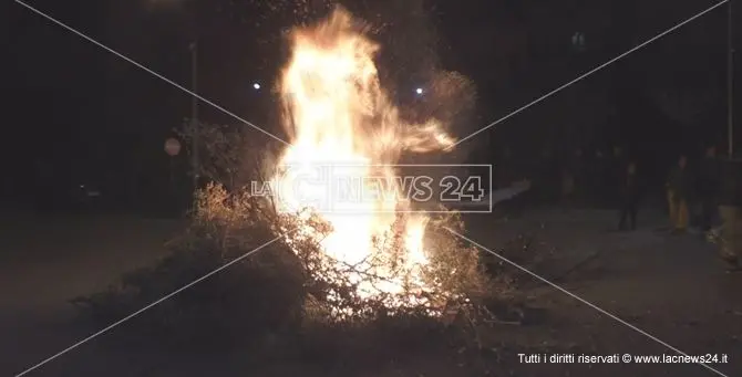 A Scandale si rinnova il rito dei luminari di San Giuseppe (VIDEO)