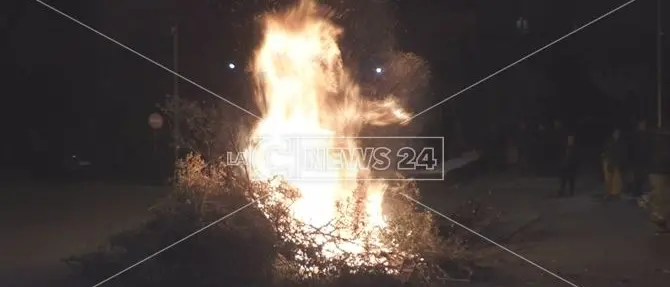 A Scandale si rinnova il rito dei luminari di San Giuseppe (VIDEO)