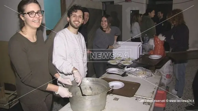 La solidarietà di “FierainMensa” riscalda le serate cosentine (VIDEO)