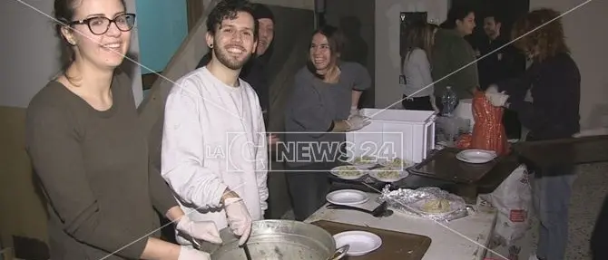 La solidarietà di “FierainMensa” riscalda le serate cosentine (VIDEO)