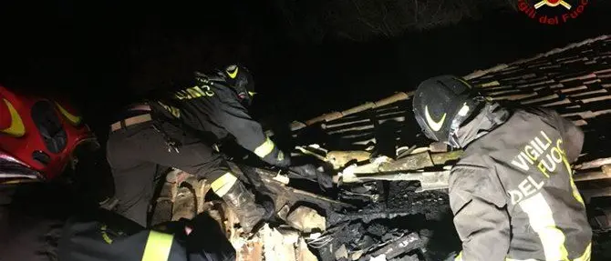 In fiamme casolare nella notte ad Amato, indagini in corso