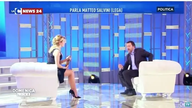 Salvini va da Barbara D'Urso e le consegna l’olio antimafia di Rosarno (VIDEO)