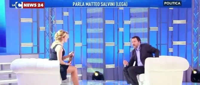 Salvini va da Barbara D'Urso e le consegna l’olio antimafia di Rosarno (VIDEO)