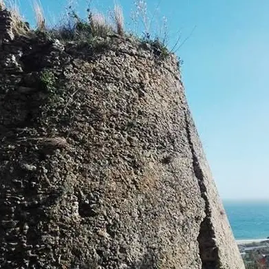 Riace, l’antica torre rischia di crollare