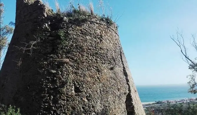 Riace, l’antica torre rischia di crollare