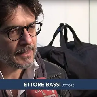 «La mafia è una montagna di merda», il boato degli studenti al monologo di Ettore Bassi (VIDEO)